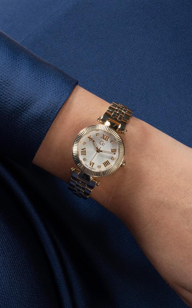 GUESS COLLECTION Flair Crystals Gold Stainless Steel Bracelet Z020008L1MF