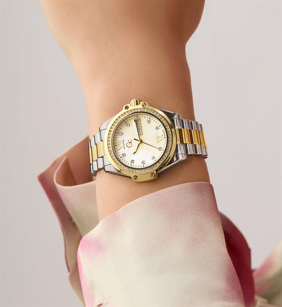 γυναικείο ρολόι, GC, GC Z53002L6, ρολόι quartz, γυναικείο ρολόι GC, ρολόι με ημερομηνία, δίχρωμο ρολόι, ασημί χρυσό ρολόι, ρολόι ανοξείδωτο ατσάλι, γυναικείο ρολόι 34mm, ρολόι με πέτρες, κομψό γυναικείο ρολόι, πολυτελές ρολόι, αδιάβροχο ρολόι 10 ATM, γυνα